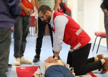 الهلال الأحمر المصري يعقد دورتين تدريبيتين في مجالي الإسعافات الأولية ودعم الحياة الأساسي