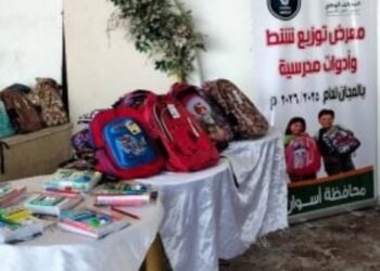توزيع وشنط وأدوات مدرسية لدعم الطلاب الأيتام وغير القادرين بأسوان