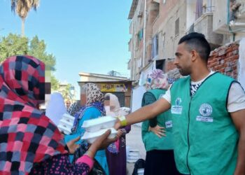 مؤسسة نبيل الكاتب عضو التحالف الوطني توزع 2500 وجبة جاهزة على الأسر الأكثر استحقاقًا بالبحيرة