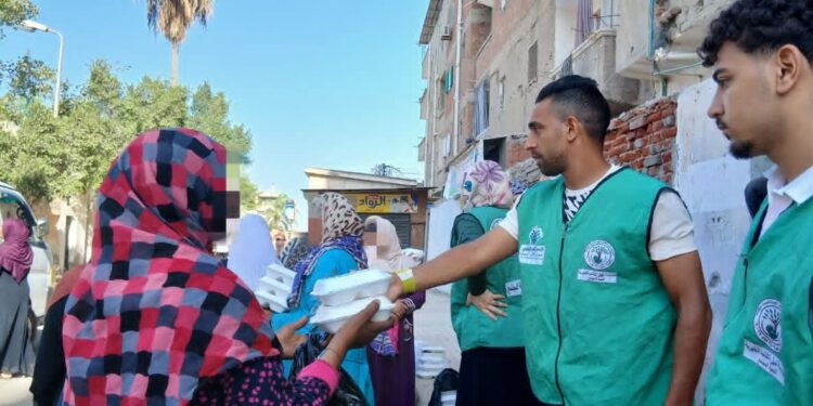 مؤسسة نبيل الكاتب عضو التحالف الوطني توزع 2500 وجبة جاهزة على الأسر الأكثر استحقاقًا بالبحيرة