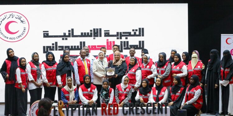 الهلال الأحمر المصري يستقبل نظيره السوداني ويستعرضان التجربة السودانية كنموذج للعطاء الإنساني 1 الهلال الأحمر المصري يستقبل نظيره السوداني ويستعرضان التجربة السودانية كنموذج للعطاء الإنساني
