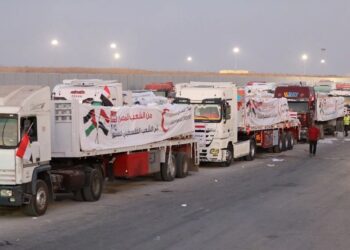 تحرك شاحنات المساعدات من مصر إلى قطاع غزة