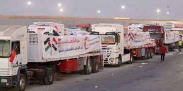 تحرك شاحنات المساعدات من مصر إلى قطاع غزة
