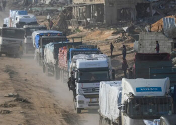 300 شاحنة مساعدات تستعد لدخول قطاع غزة اليوم