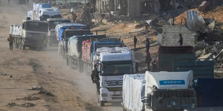 300 شاحنة مساعدات تستعد لدخول قطاع غزة اليوم
