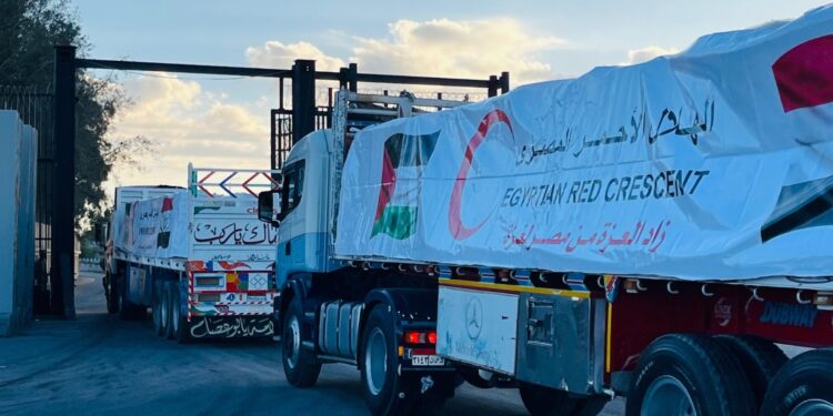 الهلال الأحمر يدفع بـ 400 شاحنة تحمل 9700 طن مساعدات إنسانية وبترولية عبر قافلة «زاد العزة» الـ 50