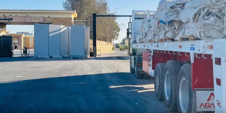 تحرك قافلة المساعدات الإنسانية الـ47 من مصر إلى قطاع غزة