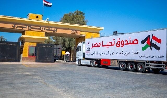 انطلاق شاحنات مساعدات إنسانية من مصر إلى قطاع غزة