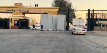 الهلال الأحمر: 10 آلاف طن مساعدات إنسانية وبترولية عبر قافلة زاد العزة الـ 59 إلى غزة