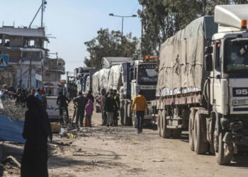 قافلة المساعدات الـ 58 من زاد العزة تدخل إلى الفلسطينيين بقطاع غزة