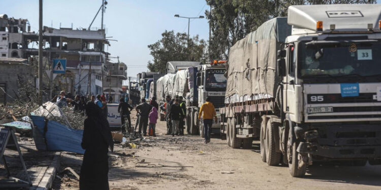 قافلة المساعدات الـ 58 من زاد العزة تدخل إلى الفلسطينيين بقطاع غزة