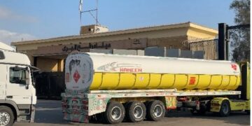 الهلال الأحمر يدفع قافلة «زاد العزة» الـ 71 حاملة 8 آلاف طن مساعدات غذائية وإغاثية إلى غزة