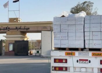 الهلال الأحمر المصري يدفع بأكثر من 11 ألف طن مساعدات غذائية وطبية وشتوية عبر قافلة «زاد العزة» الـ 79 إلى غزة