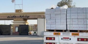 الهلال الأحمر المصري يدفع بأكثر من 11 ألف طن مساعدات غذائية وطبية وشتوية عبر قافلة «زاد العزة» الـ 79 إلى غزة