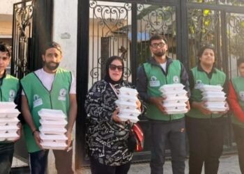 مؤسسة نبيل الكاتب الخيرية لتنمية المجتمع توزع 2500 وجبة جاهزة على دور المسنين والأيتام ومصابين من الأشقاء الفلسطينيين بالبحيرة