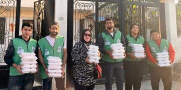 مؤسسة نبيل الكاتب الخيرية لتنمية المجتمع توزع 2500 وجبة جاهزة على دور المسنين والأيتام ومصابين من الأشقاء الفلسطينيين بالبحيرة