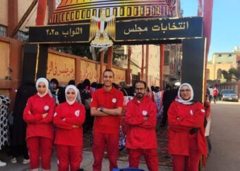 فرق الهلال الأحمر تنتشر لتقديم الدعم للناخبين في لجان القاهرة