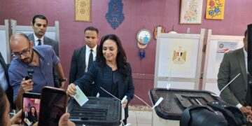 وزيرة التضامن تدلي بصوتها في انتخابات مجلس النواب بلجنة مدرسة بدر  الإعدادية بالدقي