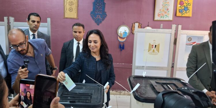 وزيرة التضامن تدلي بصوتها في انتخابات مجلس النواب بلجنة مدرسة بدر الإعدادية بالدقي 1 وزيرة التضامن تدلي بصوتها في انتخابات مجلس النواب بلجنة مدرسة بدر الإعدادية بالدقي