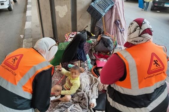 التضامن الاجتماعي: التدخل السريع ينقذ أسرة بلا مأوى في القاهرة .. وينقلها بشكل مؤقت لدار رعاية 1 التضامن الاجتماعي: التدخل السريع ينقذ أسرة بلا مأوى في القاهرة .. وينقلها بشكل مؤقت لدار رعاية