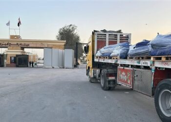 الهلال الأحمر المصري يدفع بـ 256 ألف سلة غذائية و55 ألف قطعة ملابس شتوية عبر قافلة «زاد العزة» 11 الهلال الأحمر المصري يدفع بـ 256 ألف سلة غذائية و55 ألف قطعة ملابس شتوية عبر قافلة «زاد العزة»