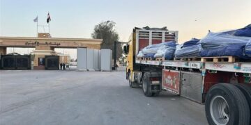 الهلال الأحمر المصري يدفع بـ 256 ألف سلة غذائية و55 ألف قطعة ملابس شتوية عبر قافلة «زاد العزة»