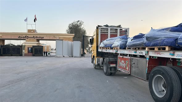 الهلال الأحمر المصري يدفع بـ 256 ألف سلة غذائية و55 ألف قطعة ملابس شتوية عبر قافلة «زاد العزة» 3 ابيايسبي