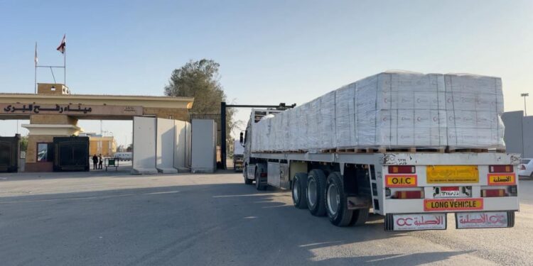 الهلال الأحمر المصري يطلق قافلة زاد العزة الـ 92 إلى غزة بـحمولة 9,800 طن مساعدات إنسانية 1 الهلال الأحمر المصري يطلق قافلة زاد العزة الـ 92 إلى غزة بـحمولة 9,800 طن مساعدات إنسانية