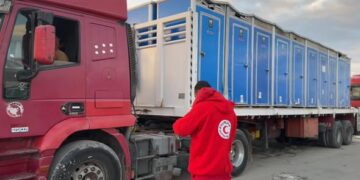 الهلال الأحمر المصري يواصل إمداد غزة بأكثر من 207 ألف سلة غذائية و 30 ألف قطعة ملابس شتوية