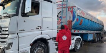 الهلال الأحمر المصري يعزّز دعم غزة بإمدادات شتوية وغذائية وطبية عبر قافلة «زاد العزة» الـ95