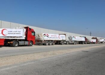 مئات الشاحنات الإغاثية تتحرك من معبر رفح لدعم سكان قطاع غزة ضمن القافلة 101