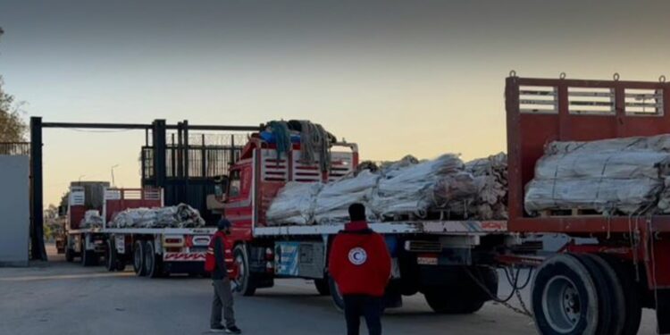 الهلال الأحمر المصري يدفع بـ 130 ألف سلة غذائية و 22 ألف قطعة ملابس عبر قافلة «زاد العزة» الـ 99 1 الهلال الأحمر المصري يدفع بـ 130 ألف سلة غذائية و 22 ألف قطعة ملابس عبر قافلة «زاد العزة» الـ 99