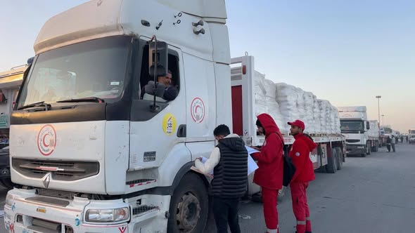 الهلال الأحمر المصري يدفع بـ 256 ألف سلة غذائية و55 ألف قطعة ملابس شتوية عبر قافلة «زاد العزة» 5 سيلسلسشيل