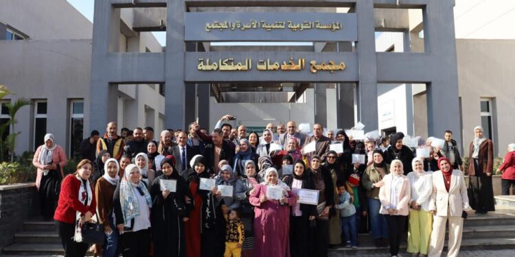 برنامج ” لا أمية مع تكافل” يسلم 100 شهادة محو أمية للمستفيدين بالمناطق المطورة