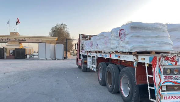 الهلال الأحمر المصري يدفع بـ 256 ألف سلة غذائية و55 ألف قطعة ملابس شتوية عبر قافلة «زاد العزة» 2 شبشسشبشس