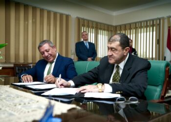 قناة السويس وبنك التنمية الصناعية (IDB) يوقعان بروتوكول تعاون لإصدار بطاقات دفع إلكترونية لموظفي الهيئة