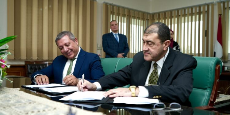 قناة السويس وبنك التنمية الصناعية (IDB) يوقعان بروتوكول تعاون لإصدار بطاقات دفع إلكترونية لموظفي الهيئة 1 قناة السويس وبنك التنمية الصناعية (IDB) يوقعان بروتوكول تعاون لإصدار بطاقات دفع إلكترونية لموظفي الهيئة