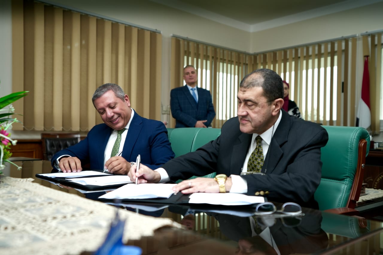 قناة السويس وبنك التنمية الصناعية (IDB) يوقعان بروتوكول تعاون لإصدار بطاقات دفع إلكترونية لموظفي الهيئة 4 لسيسسشل