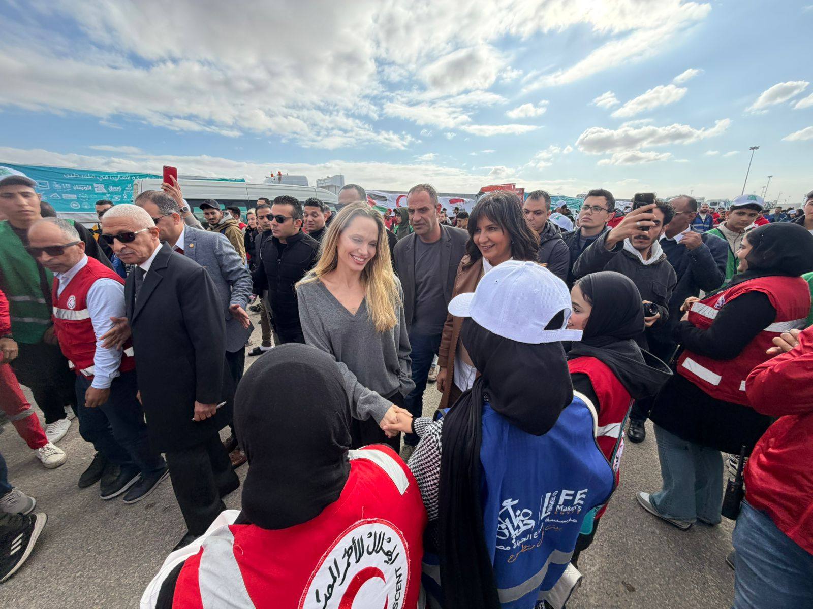 النجمة العالمية "أنجلينا جولي" تتفقد معبر رفح وتثمن دور متطوعي "التحالف الوطني" وشباب مصر 10 606012396 863734626391968 6307312122464775809 n