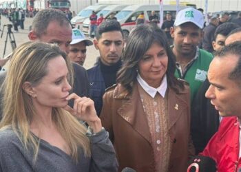 النجمة العالمية “أنجلينا جولي” تتفقد معبر رفح وتثمن دور متطوعي “التحالف الوطني” وشباب مصر