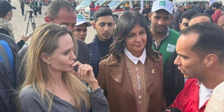 النجمة العالمية "أنجلينا جولي" تتفقد معبر رفح وتثمن دور متطوعي "التحالف الوطني" وشباب مصر 1 النجمة العالمية “أنجلينا جولي” تتفقد معبر رفح وتثمن دور متطوعي “التحالف الوطني” وشباب مصر