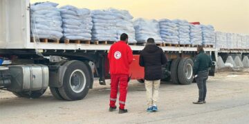 الهلال الأحمر المصري يُطلق قافلة «زاد العزة» 110 بحمولة 5600 طن مواد غذائية وبترولية وشتوية