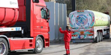 عبر قافلة «زاد العزة» 115.. الهلال الأحمر المصري يواصل مد غزة بسلال غذائية ومستلزمات شتوية وإغاثية