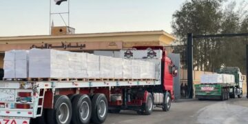 الهلال الأحمر المصري يواصل مد غزة بمساعدات غذائية وعلاجية وشتوية عبر قافلة «زاد العزة» 113