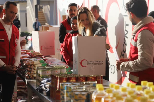 الهلال الأحمر المصرى يستقبل النجمة العالمية (انجلينا جولى) بمركزه اللوجيستى الرئيسى لدعم غزة 4 سشلسيششسليسش