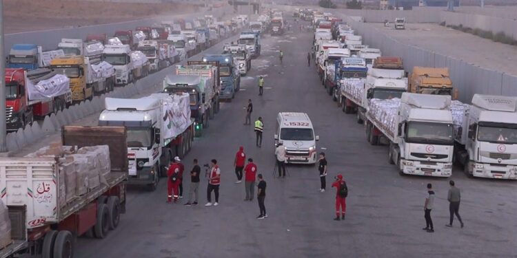 تحرك شاحنات قافلة المساعدات الإنسانية الـ121 من مصر إلى غزة