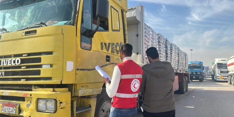 قافلة المساعدات الإنسانية “زاد العزة” الـ112 تدخل إلى الفلسطينيين في قطاع غزة