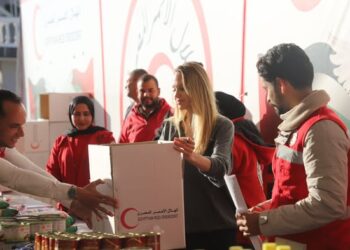 الهلال الأحمر المصرى يستقبل النجمة العالمية (انجلينا جولى) بمركزه اللوجيستى الرئيسى لدعم غزة