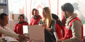 الهلال الأحمر المصرى يستقبل النجمة العالمية (انجلينا جولى) بمركزه اللوجيستى الرئيسى لدعم غزة