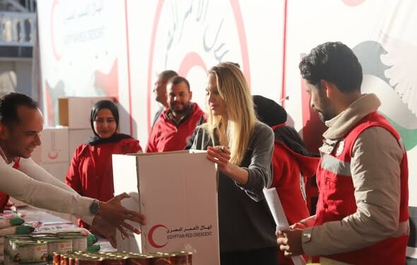 الهلال الأحمر المصرى يستقبل النجمة العالمية (انجلينا جولى) بمركزه اللوجيستى الرئيسى لدعم غزة 1 الهلال الأحمر المصرى يستقبل النجمة العالمية (انجلينا جولى) بمركزه اللوجيستى الرئيسى لدعم غزة